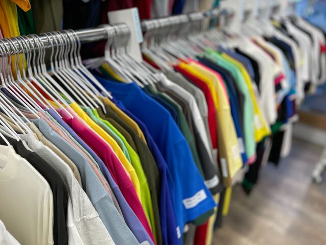 様々な素材のTシャツが並んでいる写真