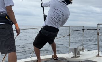 海の上でも大活躍！　オリジナルパーカー